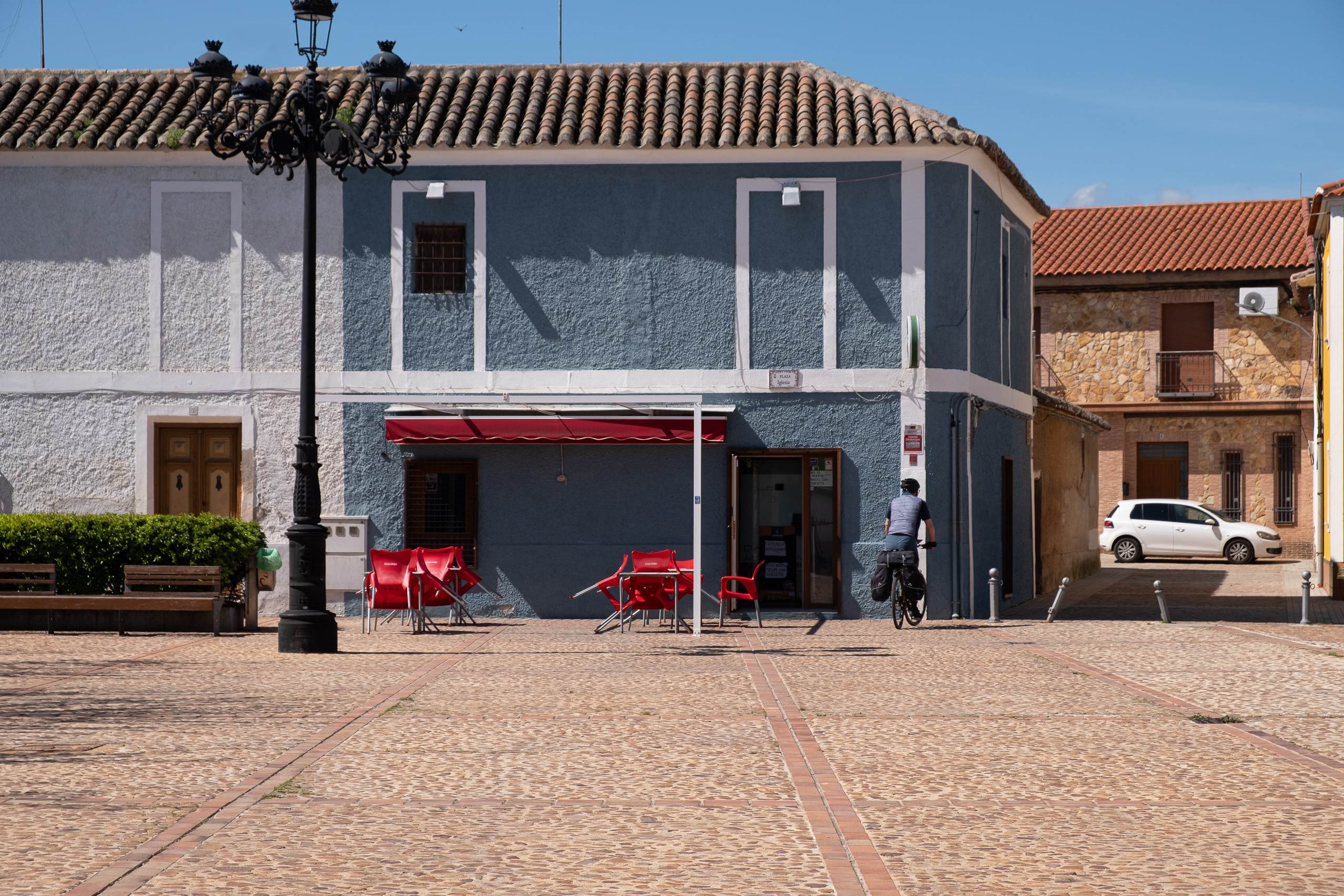 Das einzige offene Restaurant – am Dorfplatz von Almodóvar